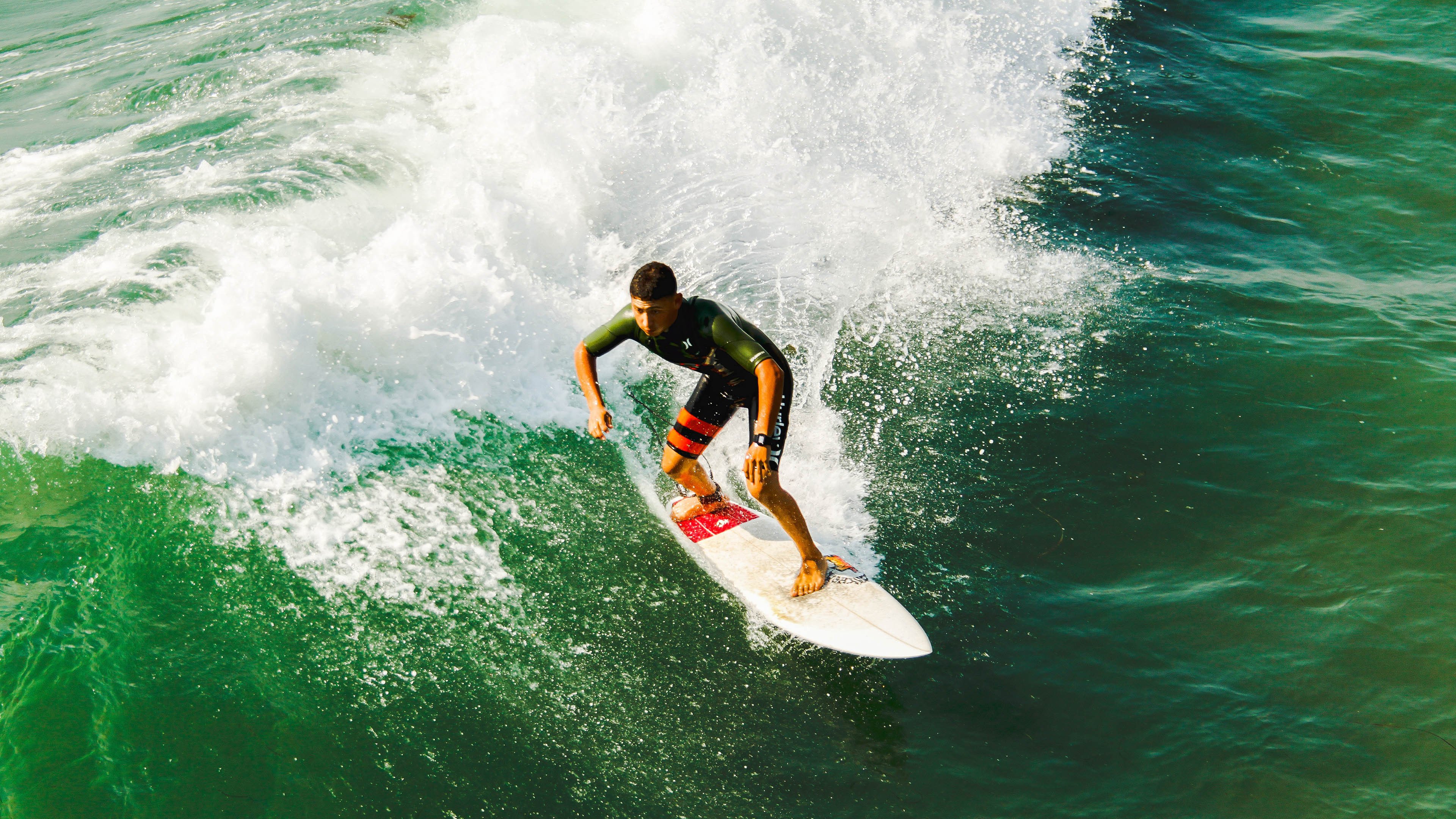 足球之夜，阿圭罗闪耀，牙买加收割玻利维亚
