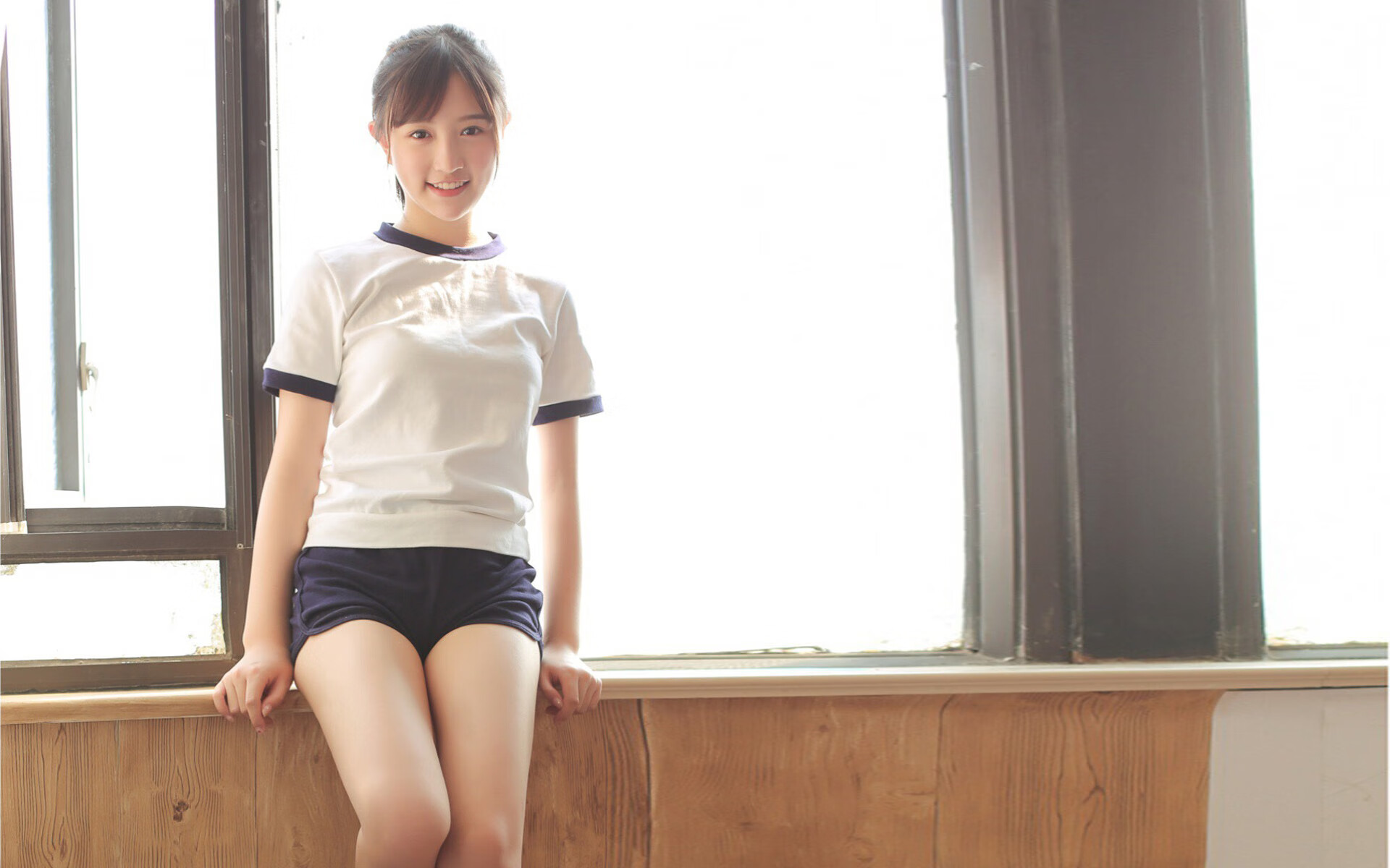 黑色赛道与绿色草皮，一场团队灵魂的跨界共振